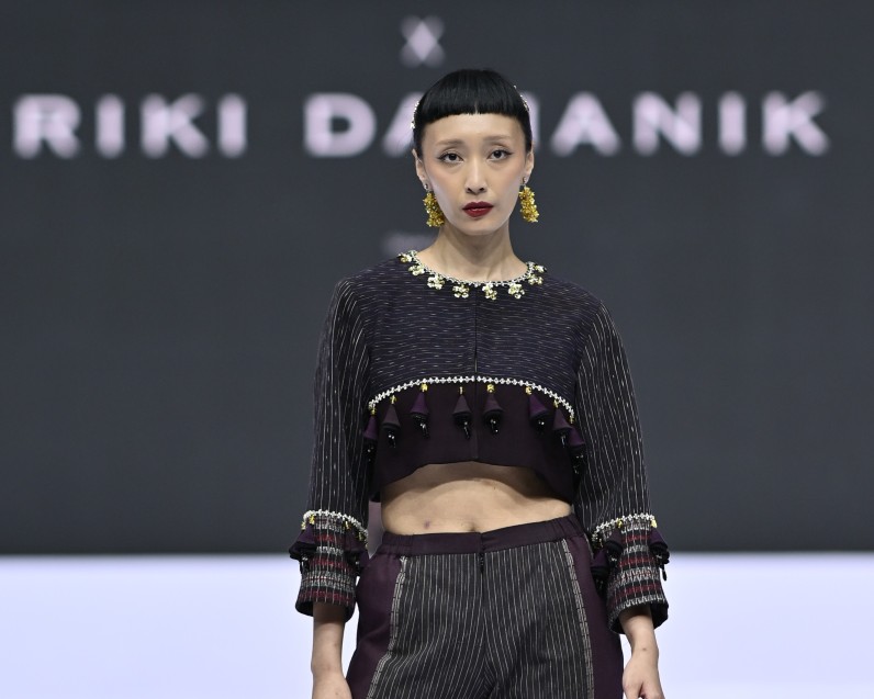 wastra nusantara di tangan Riki Damanik yang didapuk Dekrasnda kota Medan, digubah menjadi mild dengan konsep busana chic dan ready to wear.