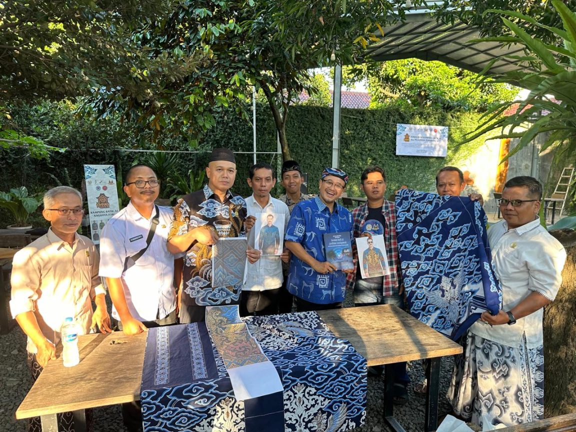 Peluncuran Kampung Batik AI di Cirebon menandai sinergi inovatif antara teknologi kecerdasan buatan dan pelestarian budaya batik, menjawab tantangan digital di industri kreatif Indonesia.
