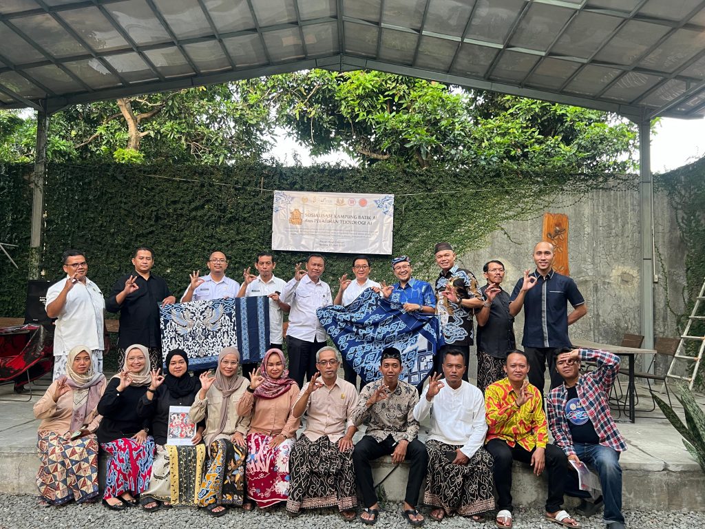 Peluncuran Kampung Batik AI di Cirebon menandai sinergi inovatif antara teknologi kecerdasan buatan dan pelestarian budaya batik, menjawab tantangan digital di industri kreatif Indonesia.
