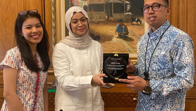 Indonesia perkuat diplomasi budaya di Paris fashion week via batik, kuliner, dan gerakan Nusantara Wave bersama diaspora dan KBRI Paris.