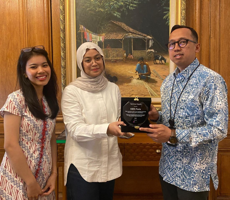 Indonesia perkuat diplomasi budaya di Paris fashion week via batik, kuliner, dan gerakan Nusantara Wave bersama diaspora dan KBRI Paris.