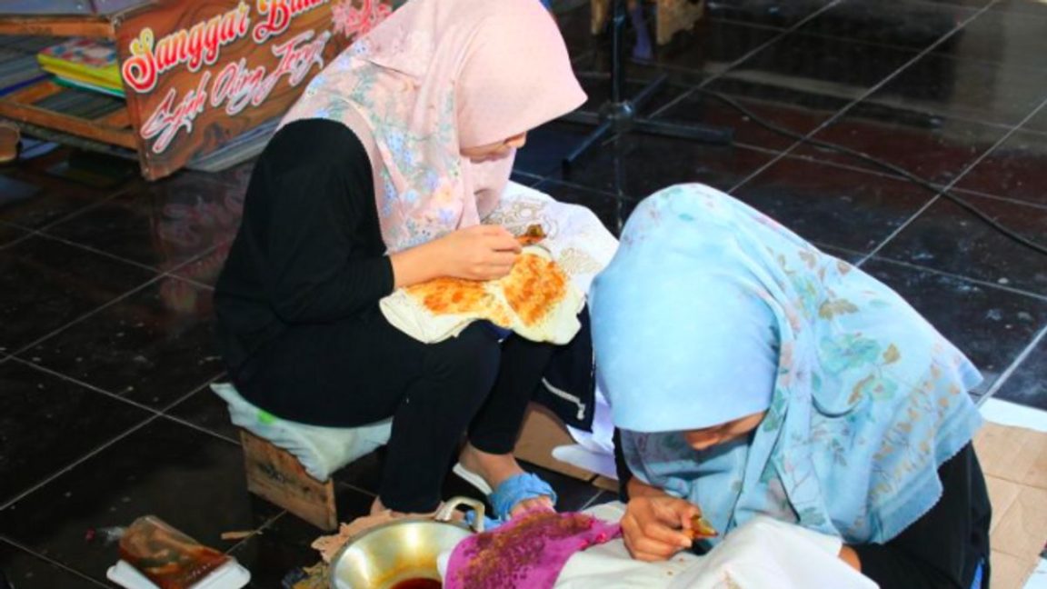 Warga binaan Lapas Kelas IIA Banyuwangi, Jawa Timur, membuat batik tulis motif terkunci. (ANTARA)