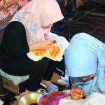 Warga binaan Lapas Kelas IIA Banyuwangi, Jawa Timur, membuat batik tulis motif terkunci. (ANTARA)