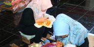 Warga binaan Lapas Kelas IIA Banyuwangi, Jawa Timur, membuat batik tulis motif terkunci. (ANTARA)