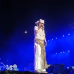 eaJ Park tampil memukau di Prambanan Jazz 2025, kenakan batik Nusantara dan suarakan solidaritas untuk Palestina di atas panggung.