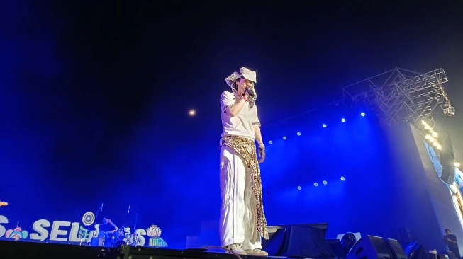 eaJ Park tampil memukau di Prambanan Jazz 2025, kenakan batik Nusantara dan suarakan solidaritas untuk Palestina di atas panggung.