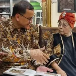 Kepala ANRI, Mego Pinandito, mengunjungi kediaman Waldjinah untuk meninjau beragam koleksi bersejarah yang merefleksikan perjalanan seninya sejak era 1950-an.