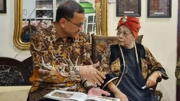 Kepala ANRI, Mego Pinandito, mengunjungi kediaman Waldjinah untuk meninjau beragam koleksi bersejarah yang merefleksikan perjalanan seninya sejak era 1950-an.