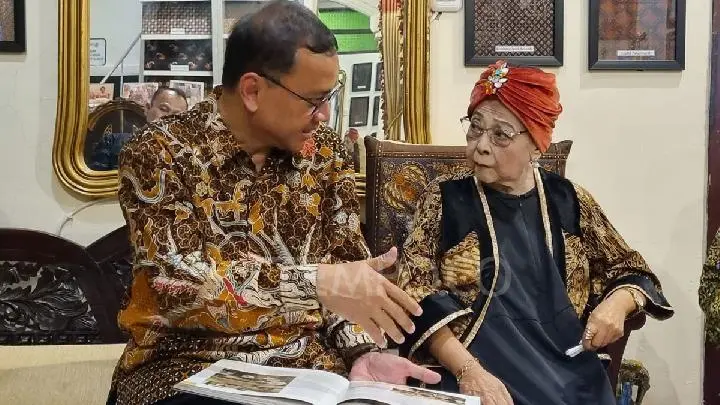 Kepala ANRI, Mego Pinandito, mengunjungi kediaman Waldjinah untuk meninjau beragam koleksi bersejarah yang merefleksikan perjalanan seninya sejak era 1950-an.