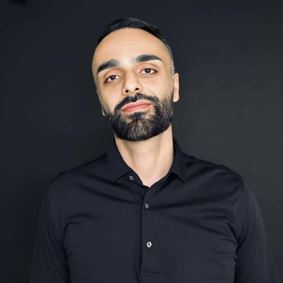 Kisah Darius Foroux menginspirasi: dari tulisan sederhana hingga dampak besar—seperti perajin batik yang setia pada proses dan ketekunan.
