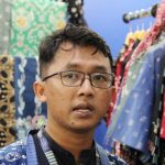 Dheni Nugroho, lulusan pendidikan matematika, membangun brand Guru Batik dengan motif ilmu pengetahuan dan filosofi yang menginspirasi.