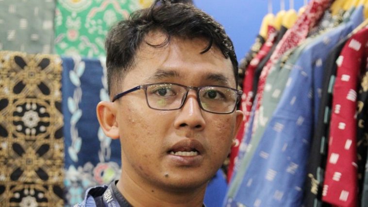 Dheni Nugroho, lulusan pendidikan matematika, membangun brand Guru Batik dengan motif ilmu pengetahuan dan filosofi yang menginspirasi.