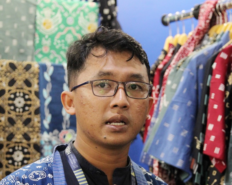 Dheni Nugroho, lulusan pendidikan matematika, membangun brand Guru Batik dengan motif ilmu pengetahuan dan filosofi yang menginspirasi.