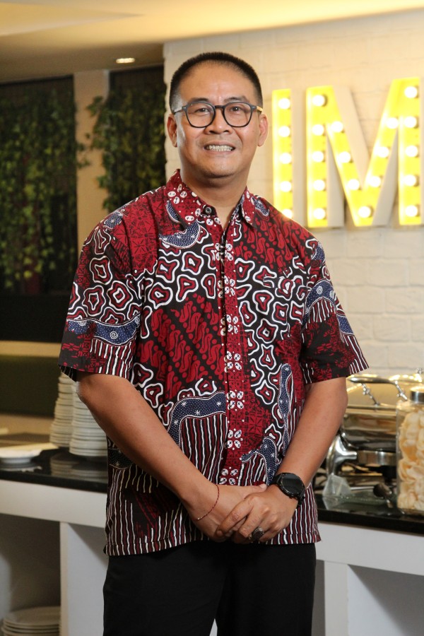 General Manager Fave Hotel Gatot Subroto, Nyoman Iswara, bicara batik, bajaj, dan boardroom.