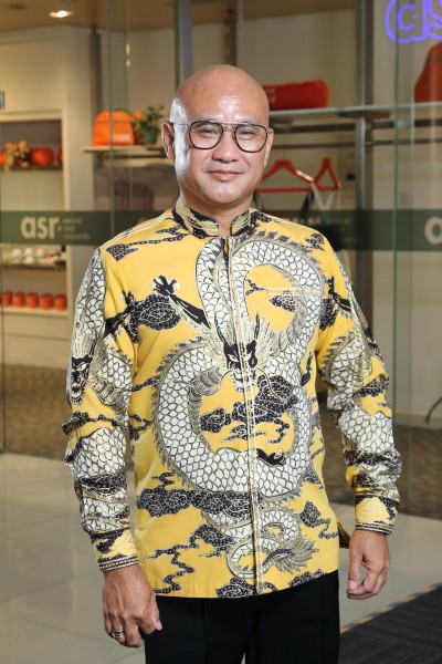 Kisah inspiratif GM Harris Hotel Bekasi dari dunia purchasing ke kepemimpinan hotel, mengusung etos kerja keras, adaptif, dan filosofi batik.