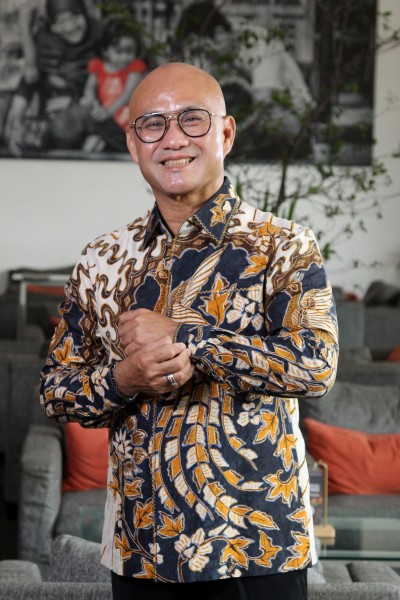 Kisah inspiratif GM Harris Hotel Bekasi dari dunia purchasing ke kepemimpinan hotel, mengusung etos kerja keras, adaptif, dan filosofi batik.