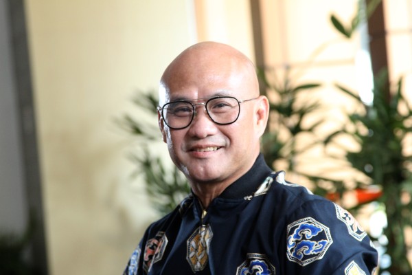 Kisah inspiratif GM Harris Hotel Bekasi dari dunia purchasing ke kepemimpinan hotel, mengusung etos kerja keras, adaptif, dan filosofi batik.