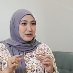 Corporate Secretary PT KCIC Eva Chairunisa menjelaskan tentang motif batik megamendung di kabin Whoosh