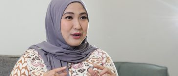 Corporate Secretary PT KCIC Eva Chairunisa menjelaskan tentang motif batik megamendung di kabin Whoosh