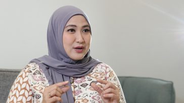 Corporate Secretary PT KCIC Eva Chairunisa menjelaskan tentang motif batik megamendung di kabin Whoosh