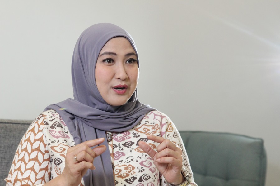 Corporate Secretary PT KCIC Eva Chairunisa menjelaskan tentang motif batik megamendung di kabin Whoosh