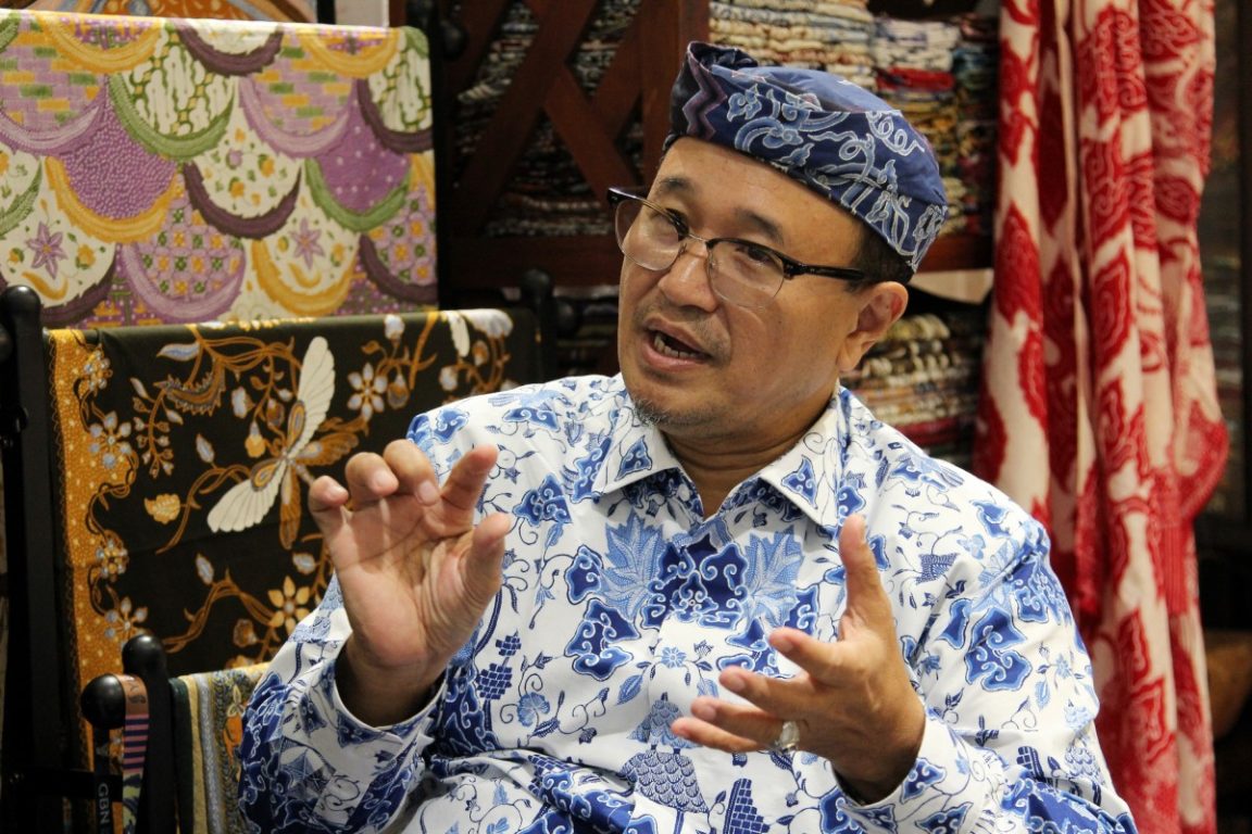 Komarudin Kudiya sedang menjelaskan merawit, teknik batik khas Trusmi, Cirebon, mencerminkan spiritualitas dan ketekunan lewat garis tipis tajam penuh makna dan filosofi.