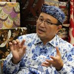 Komarudin Kudiya sedang menjelaskan merawit, teknik batik khas Trusmi, Cirebon, mencerminkan spiritualitas dan ketekunan lewat garis tipis tajam penuh makna dan filosofi.