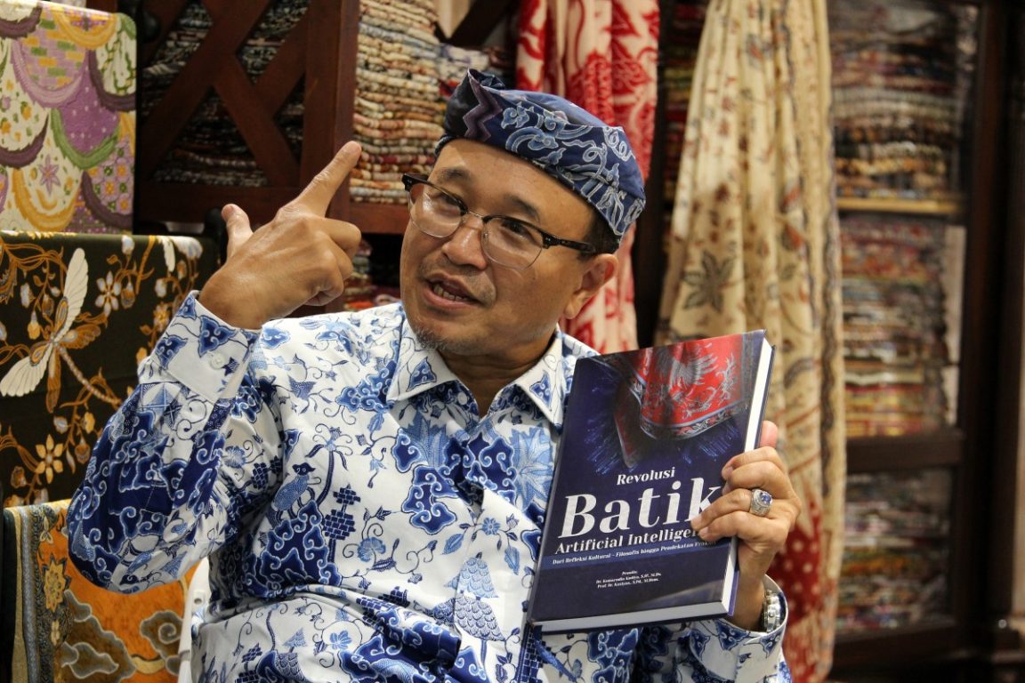 Komarudin Kudiya memunculkan Batik AI sebagai inovasi batik dan menjawab tantangan zaman dengan pendekatan perilaku generasi terkini.