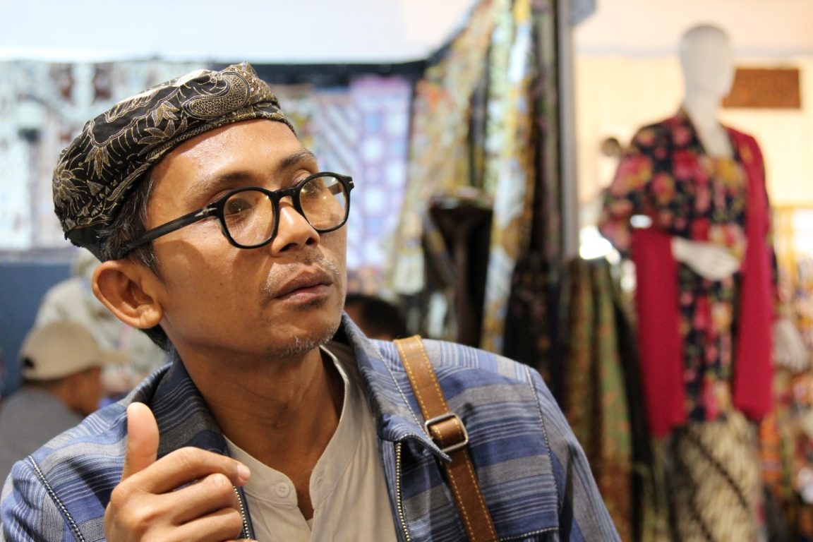 Abdul Syukur, pembatik muda, berjuang menjaga makna batik sebagai warisan budaya penuh filosofi di tengah arus pasar yang instan.