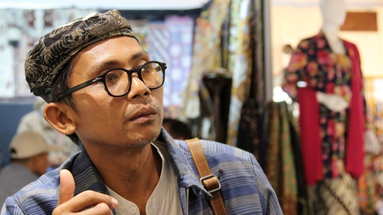 Abdul Syukur, pembatik muda, berjuang menjaga makna batik sebagai warisan budaya penuh filosofi di tengah arus pasar yang instan.