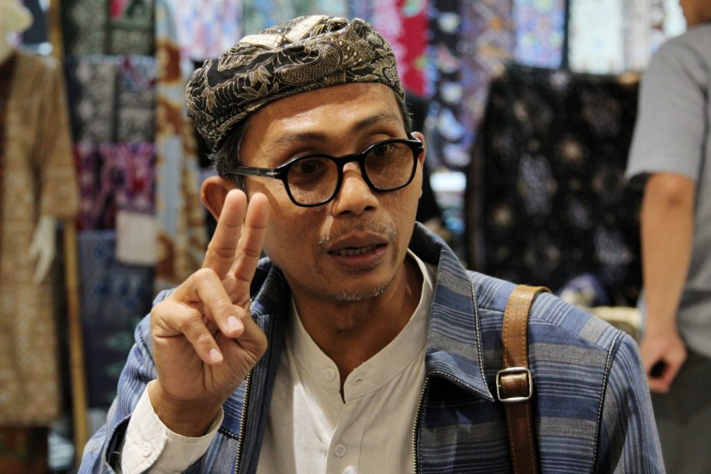 Abdul Syukur, pembatik muda, berjuang menjaga makna batik sebagai warisan budaya penuh filosofi di tengah arus pasar yang instan.