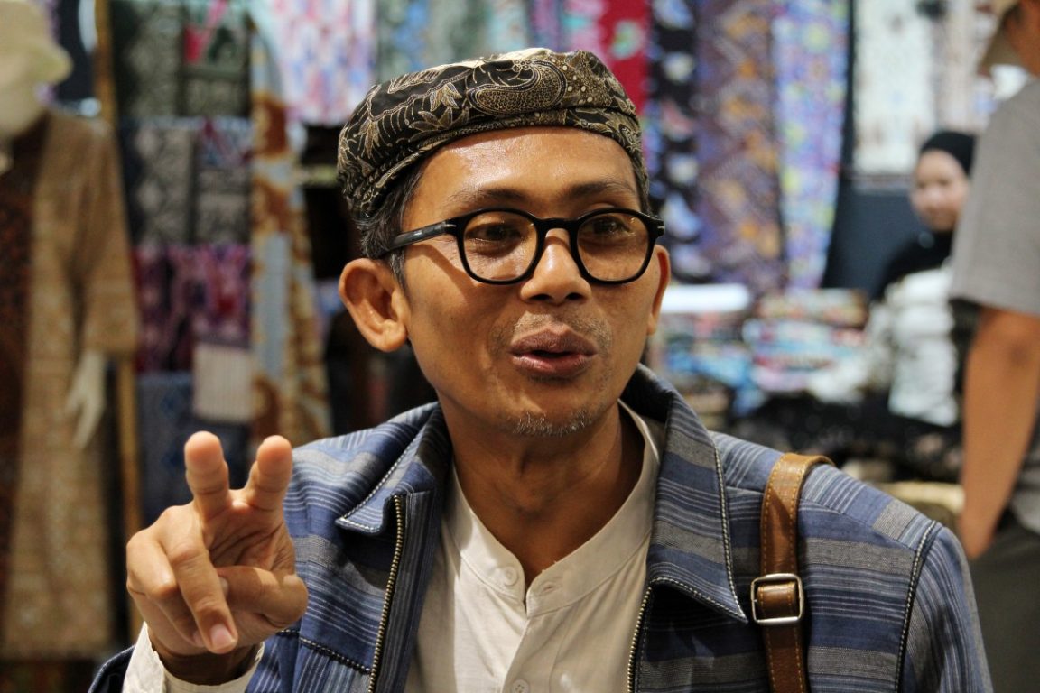 Abdul Syukur, pembatik muda, berjuang menjaga makna batik sebagai warisan budaya penuh filosofi di tengah arus pasar yang instan.