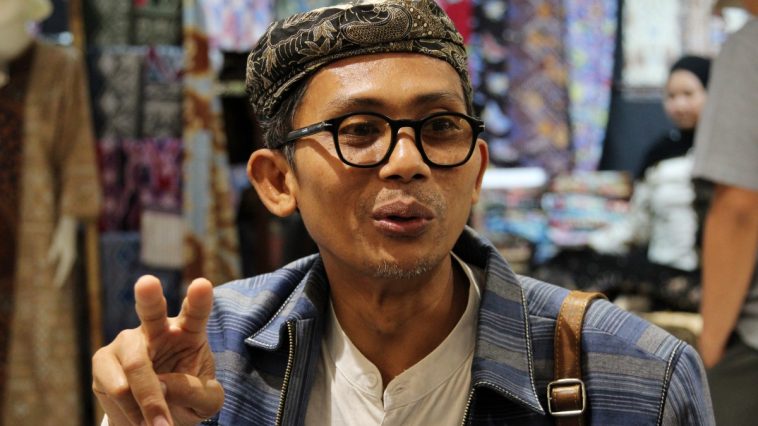 Abdul Syukur, pembatik muda, berjuang menjaga makna batik sebagai warisan budaya penuh filosofi di tengah arus pasar yang instan.