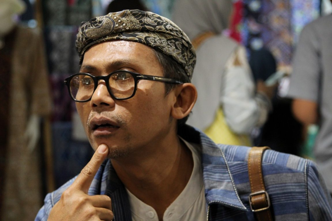 Abdul Syukur, pembatik muda, berjuang menjaga makna batik sebagai warisan budaya penuh filosofi di tengah arus pasar yang instan.