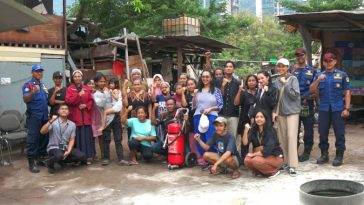 Archipelago latih warga Kampung Gasong cegah kebakaran dan donasikan alat pemadam api sebagai wujud kepedulian sosial dan lingkungan.