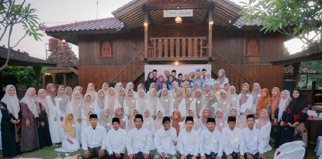 Peringatan Muharam di Kemplong Pekalongan diwarnai semangat berbagi bersama 58 santri penghafal Qur’an dan sajian tradisi bubur suro.
