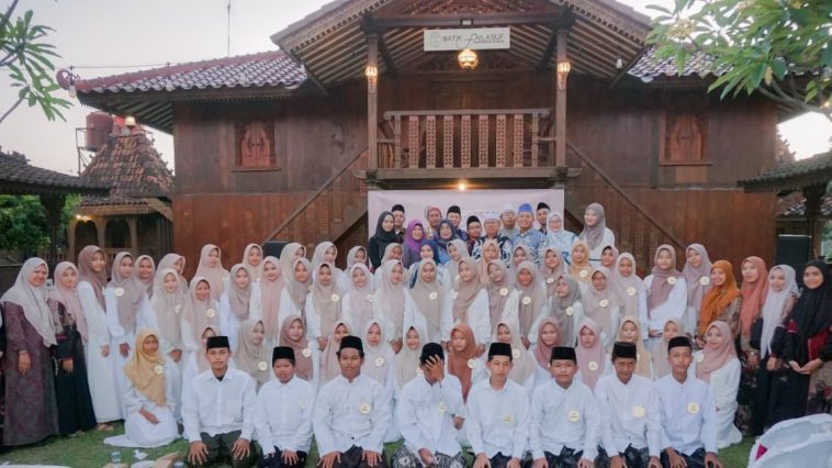 Peringatan Muharam di Kemplong Pekalongan diwarnai semangat berbagi bersama 58 santri penghafal Qur’an dan sajian tradisi bubur suro.