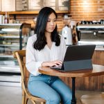 Solopreneur makin relevan di era digital: kerja mandiri, fleksibel, berbasis teknologi dengan tantangan manajemen dan peluang tanpa batas.