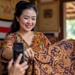 Ilustrasi seorang wanita sedang berjualan batik secara live online