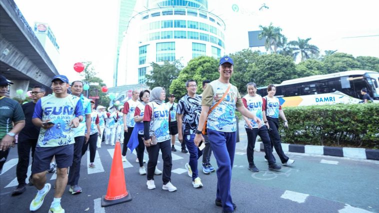Menperin ajak generasi muda jadikan batik bagian gaya hidup kekinian. Cinta batik? Jangan cuma bangga, ayo pakai dan beli!