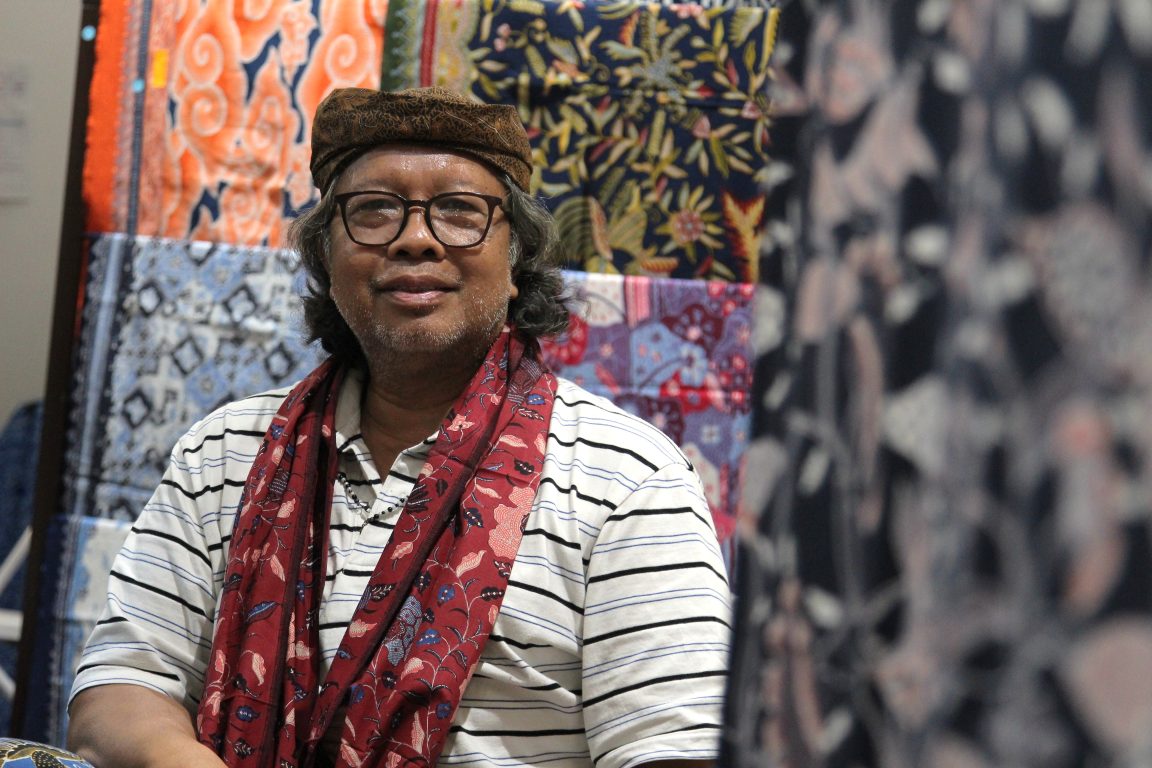 Agus Purwanto, pendiri Batik Tiga Putri, jaga warisan batik Cirebon lewat batik tulis merawit penuh cerita, cinta, dan nilai budaya.