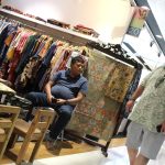 Batik tak hanya warisan darah biru, tapi juga hasil kerja keras dan belajar. Siapa pun bisa jadi penjaga budaya, asal punya tekad dan cinta.