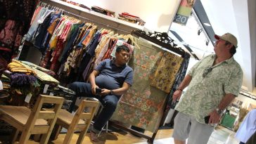 Batik tak hanya warisan darah biru, tapi juga hasil kerja keras dan belajar. Siapa pun bisa jadi penjaga budaya, asal punya tekad dan cinta.