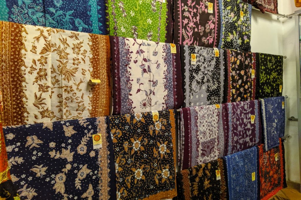 Batik Tiga Negeri, warisan akulturasi Lasem, Pekalongan, dan Solo. Motif dan warnanya sarat makna semantik budaya serta filosofi hidup.