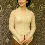 Batik Babon Angrem melambangkan kesuburan, kasih sayang, dan harapan. Motif klasik Jawa ini diwariskan sebagai doa dan falsafah hidup.