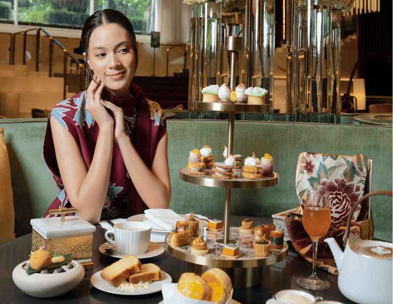 St. Regis Jakarta rayakan Kemerdekaan RI lewat Afternoon Tea berlapis cerita Iwan Tirta dan sentuhan batik elegan sepanjang Agustus.