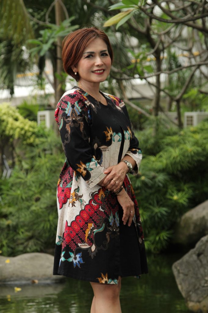 Ari Eka Putri bertutur tentang dunia farmasi, public relation, dan kecintaannya pada batik sebagai ekspresi budaya dan identitas diri.