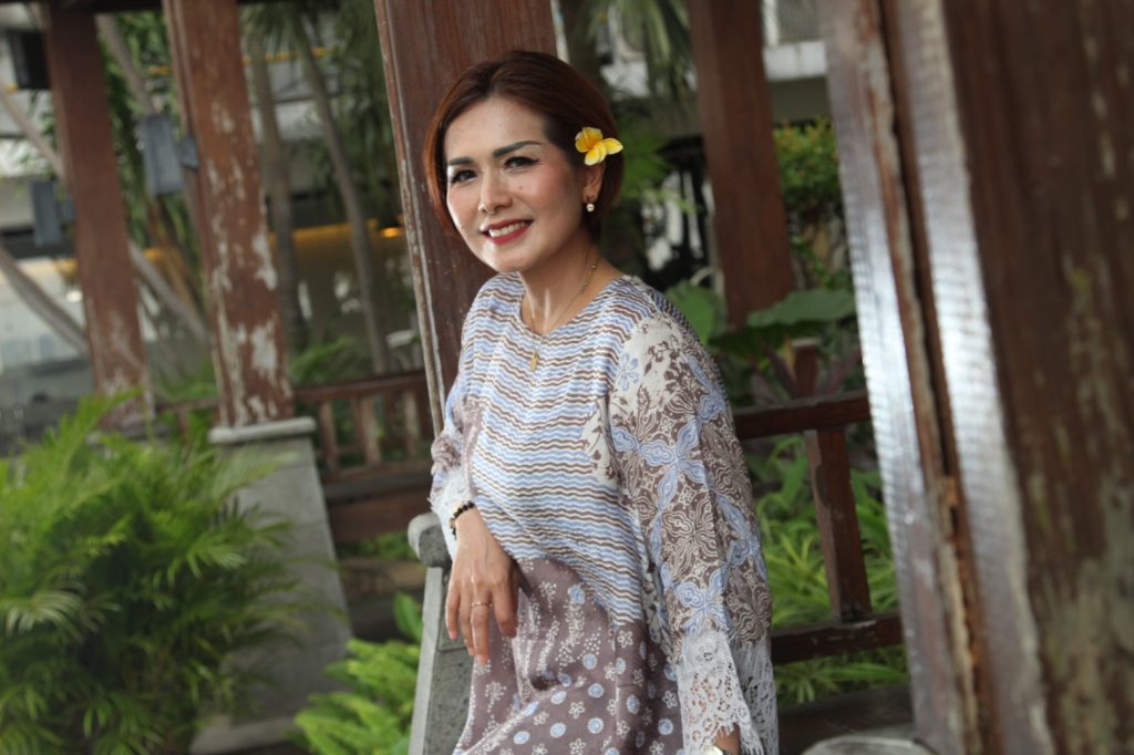 Ari Eka Putri bertutur tentang dunia farmasi, public relation, dan kecintaannya pada batik sebagai ekspresi budaya dan identitas diri.