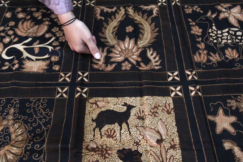 Kain batik tulis berisi 24 motif khas Banyumasan di Galeri Batik Banyumasan, Purwokerto, jadi katalog hidup warisan budaya.