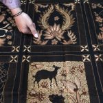 Kain batik tulis berisi 24 motif khas Banyumasan di Galeri Batik Banyumasan, Purwokerto, jadi katalog hidup warisan budaya.
